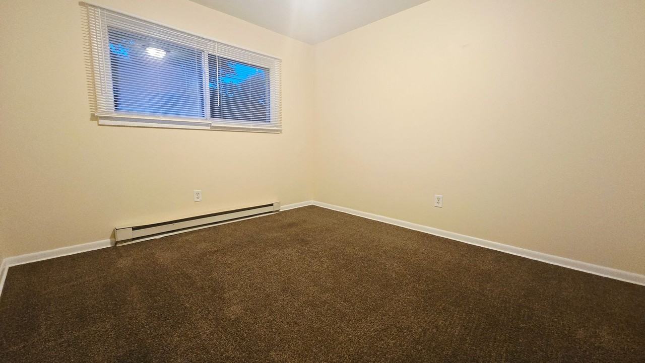 1116 Irving Ave - Photo 5 of 12