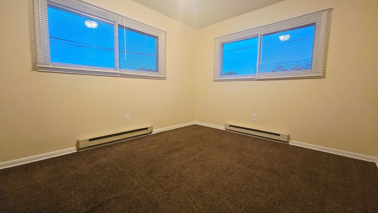 1116 Irving Ave - Photo 6 of 12