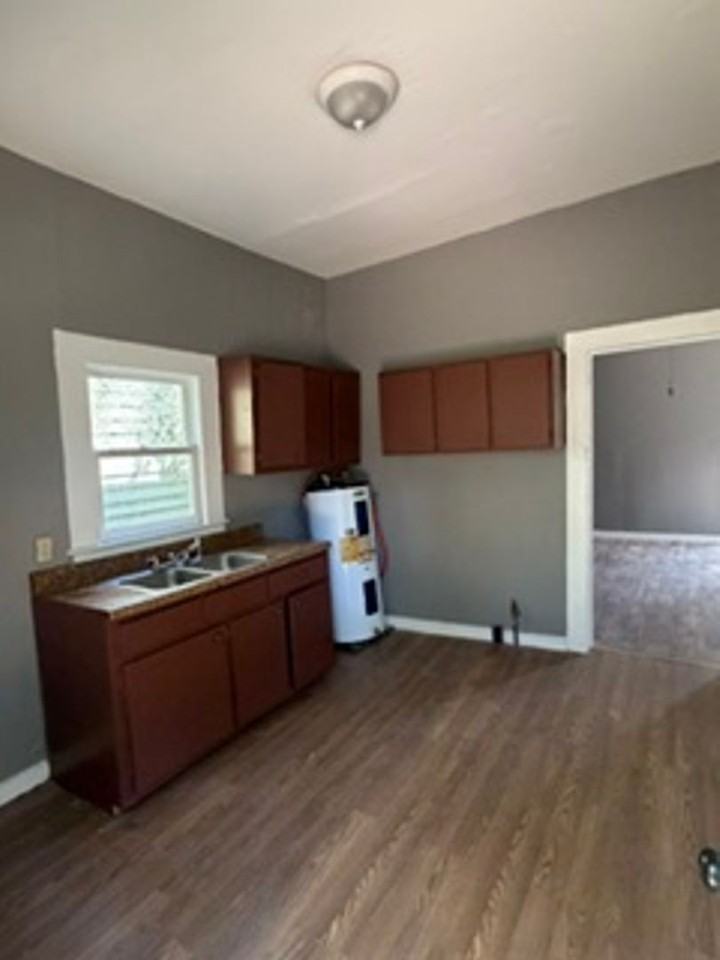 339 28th St - Photo 5 of 8