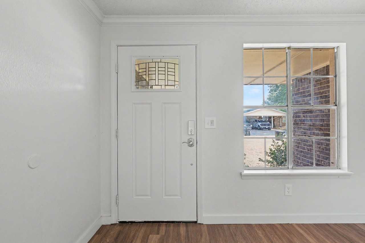 1052 Hargis Ln #1 - Photo 5 of 32