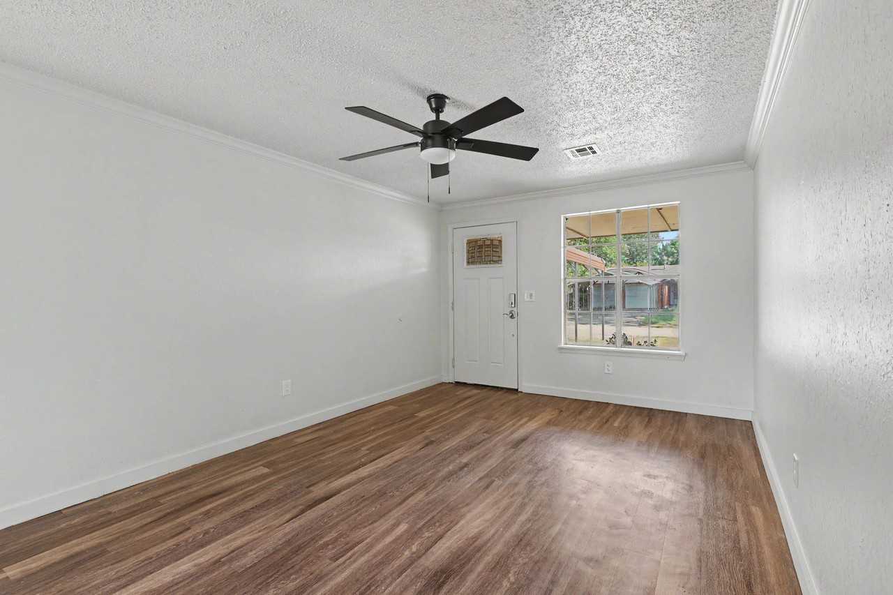 1052 Hargis Ln #1 - Photo 7 of 32