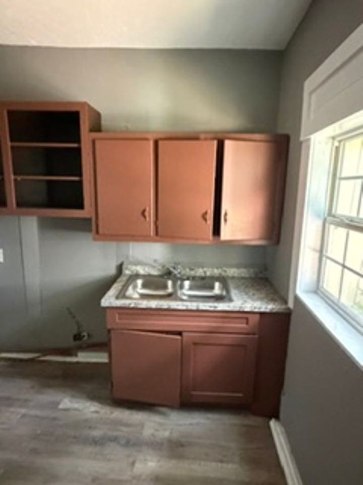 337 28th St - Photo 4 of 7
