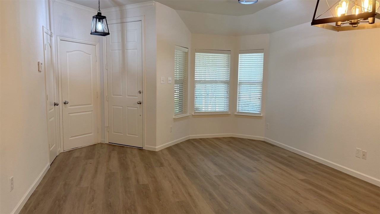 325 Perkins Dr - Photo 4 of 27