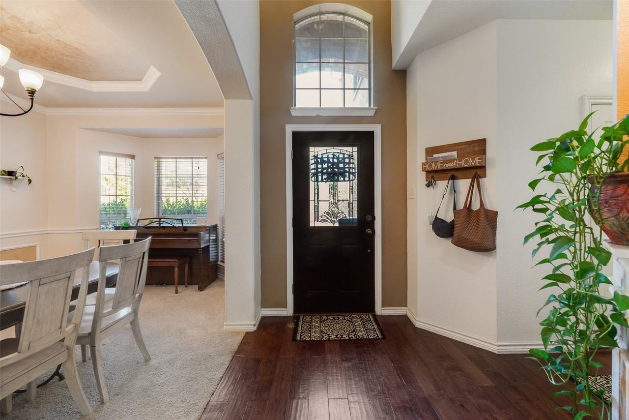 9109 Hawley Dr - Photo 4 of 36