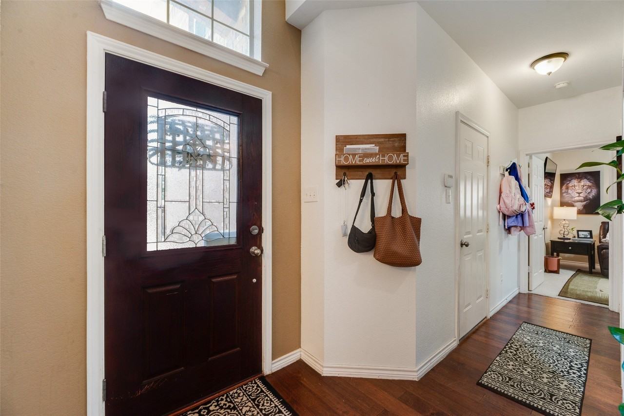 9109 Hawley Dr - Photo 5 of 36