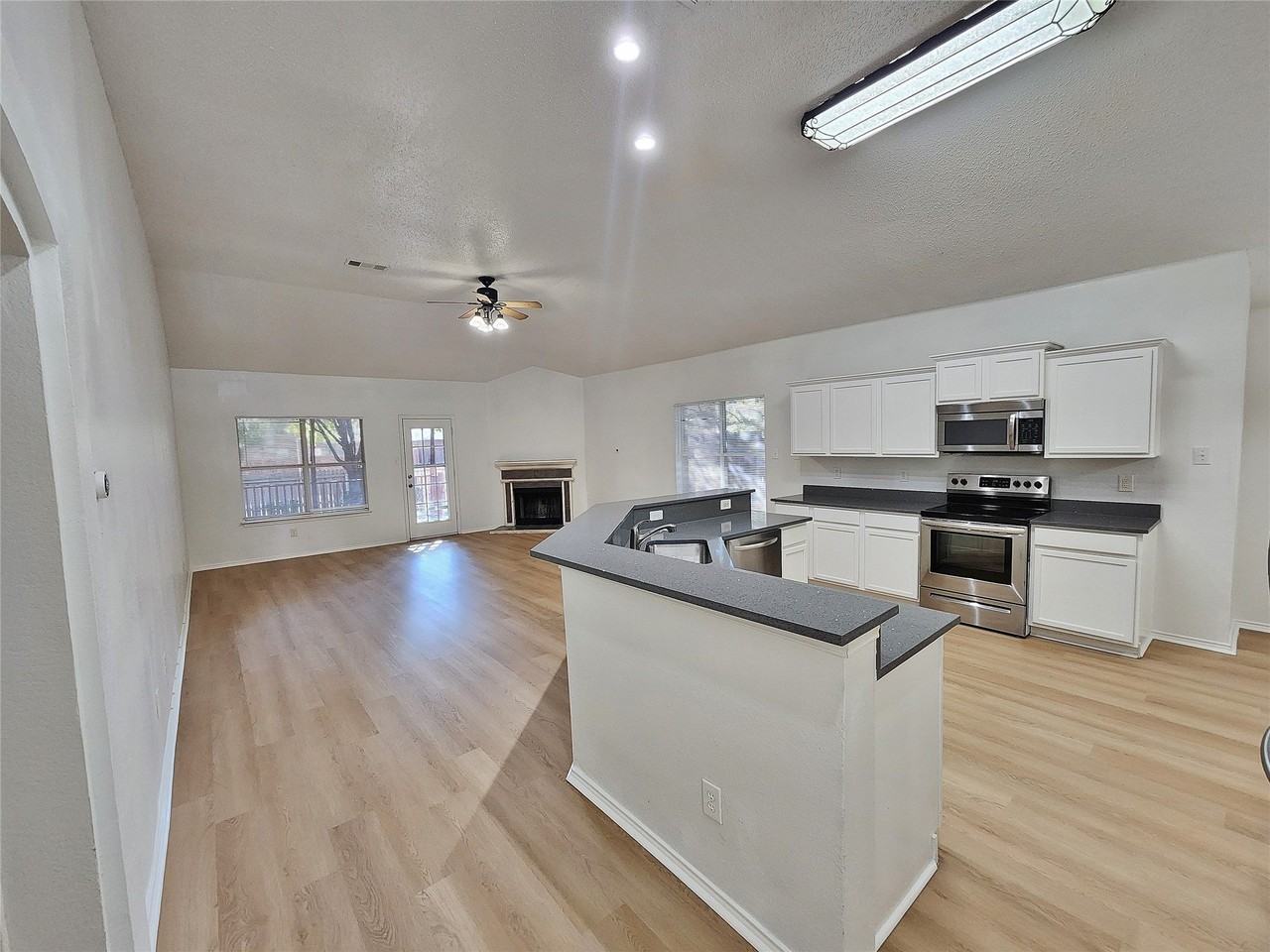 741 Cardinal Dr - Photo 3 of 20