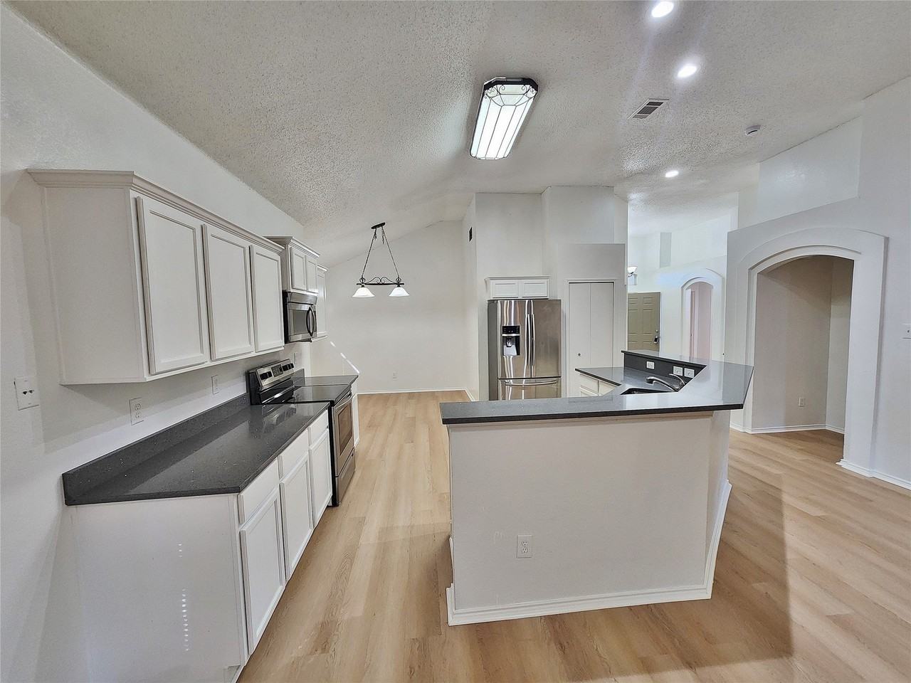 741 Cardinal Dr - Photo 4 of 20