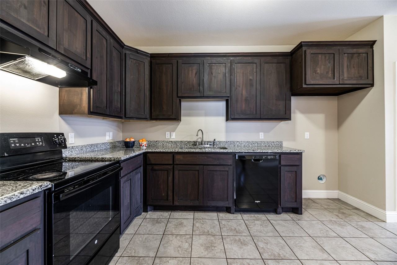7323 Colonial Dr - Photo 4 of 9