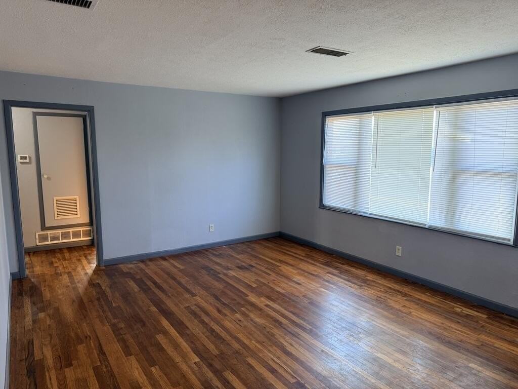 1705 E 21st St - Photo 5 of 29