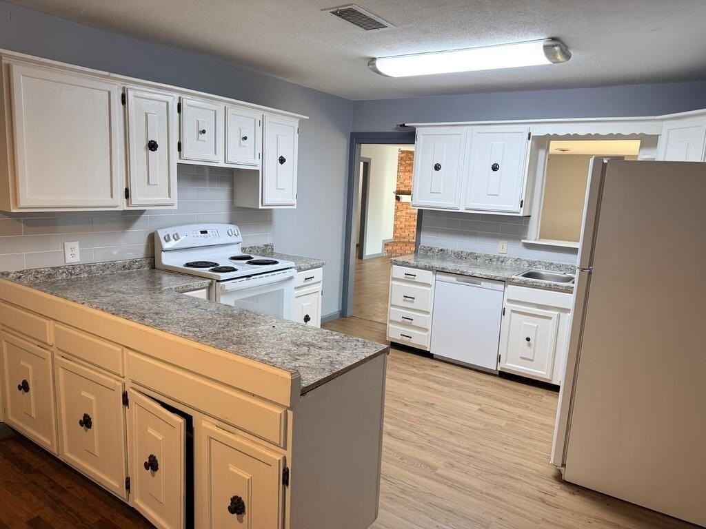 1705 E 21st St - Photo 6 of 29