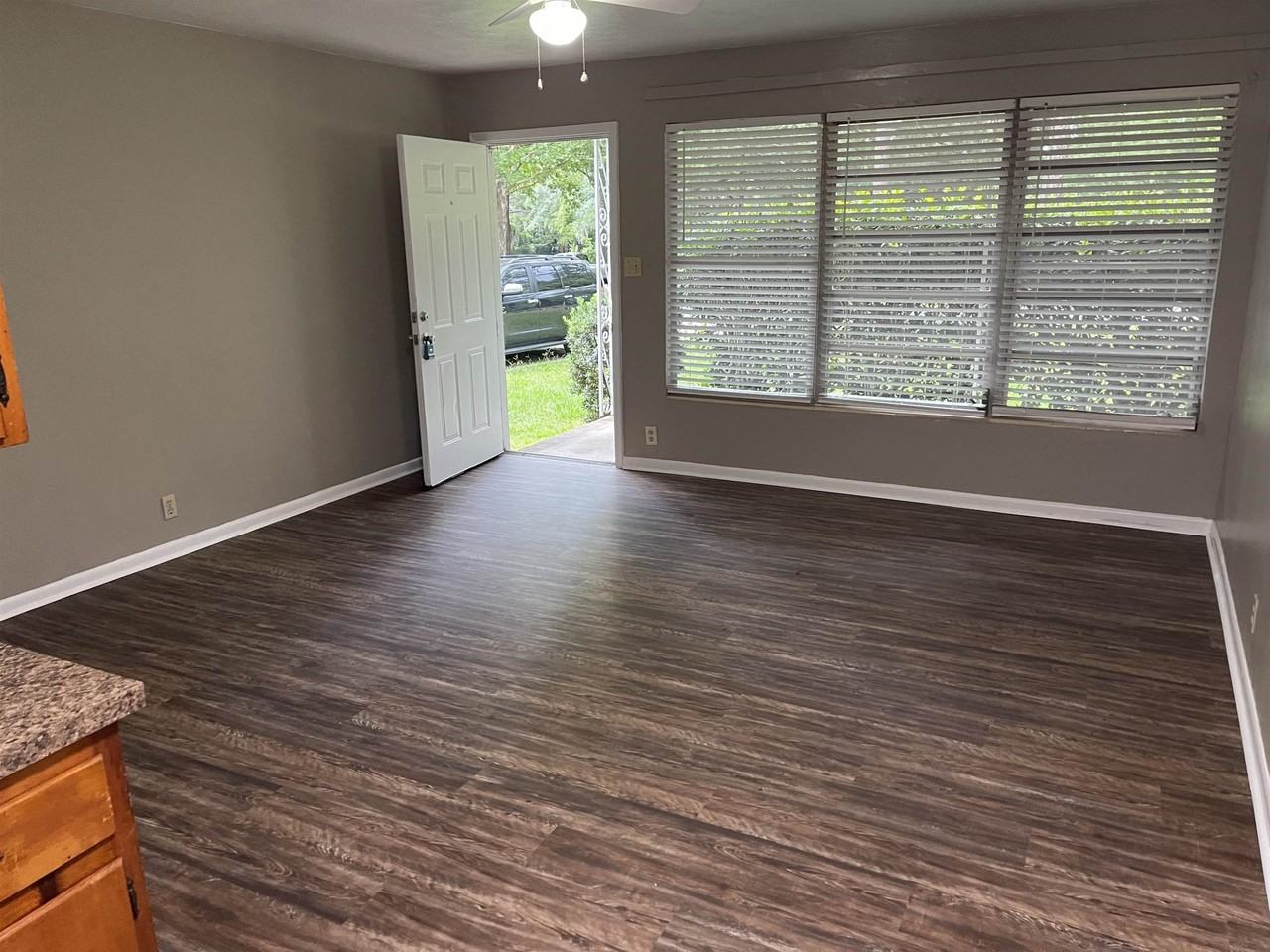 1912 Nannette St - Photo 2 of 9