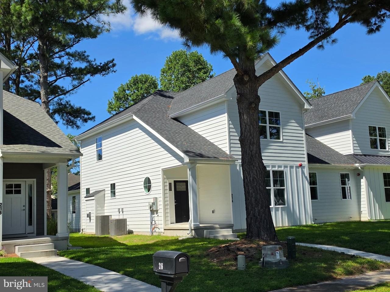 214 Chandler St - Photo 7 of 40