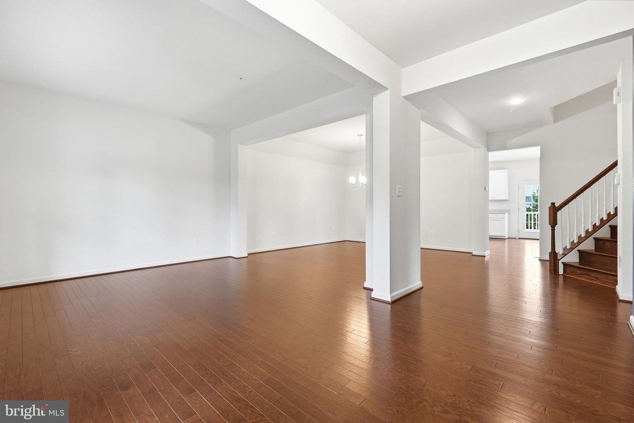 7906 Sibley Way - Photo 4 of 50