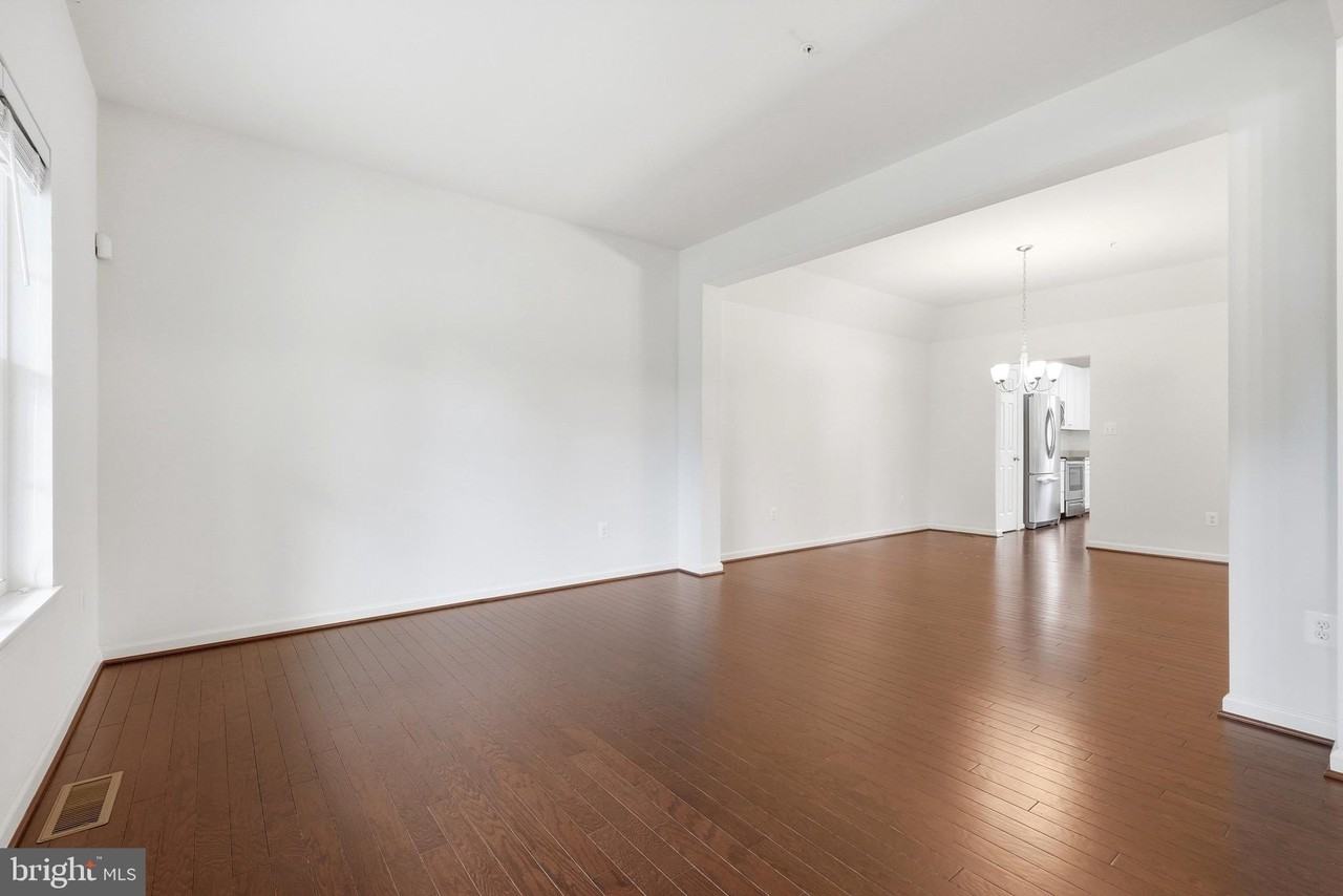7906 Sibley Way - Photo 5 of 50