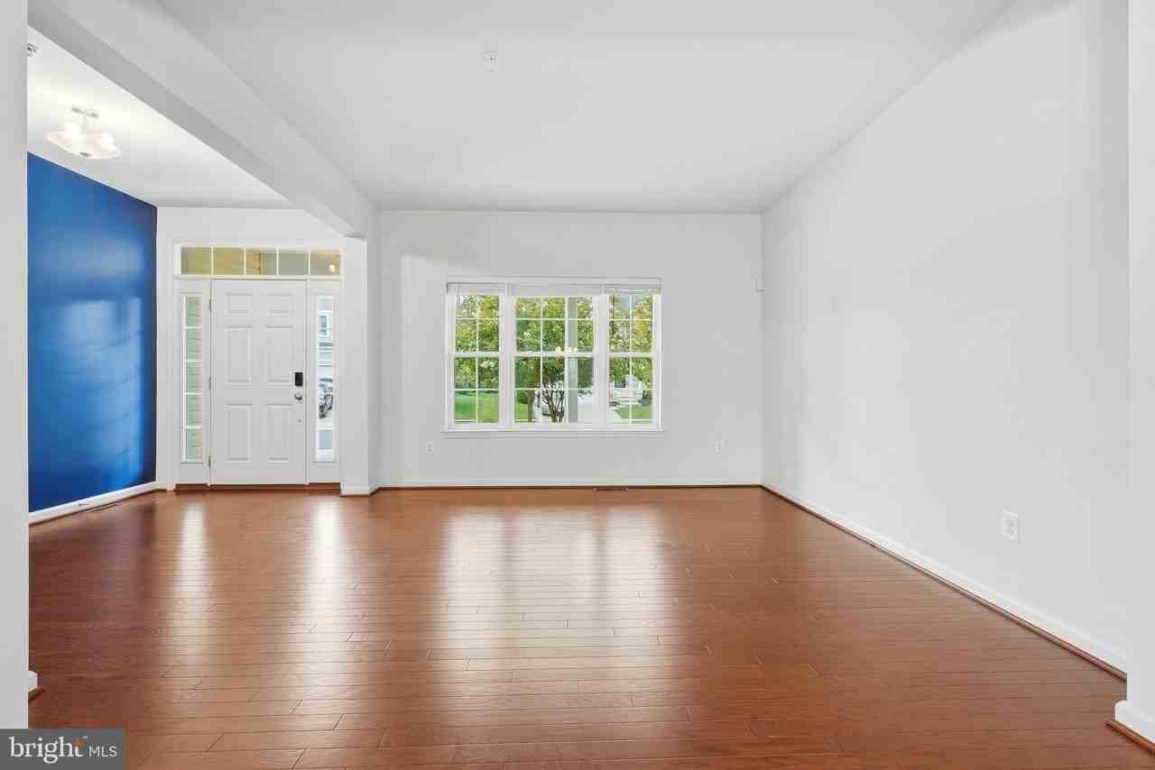 7906 Sibley Way - Photo 6 of 50