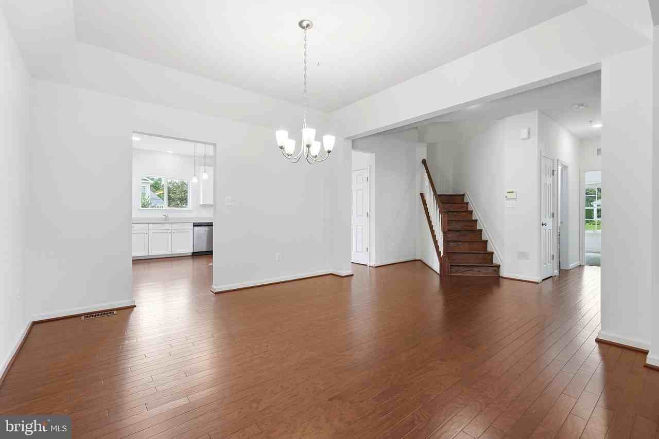 7906 Sibley Way - Photo 7 of 50