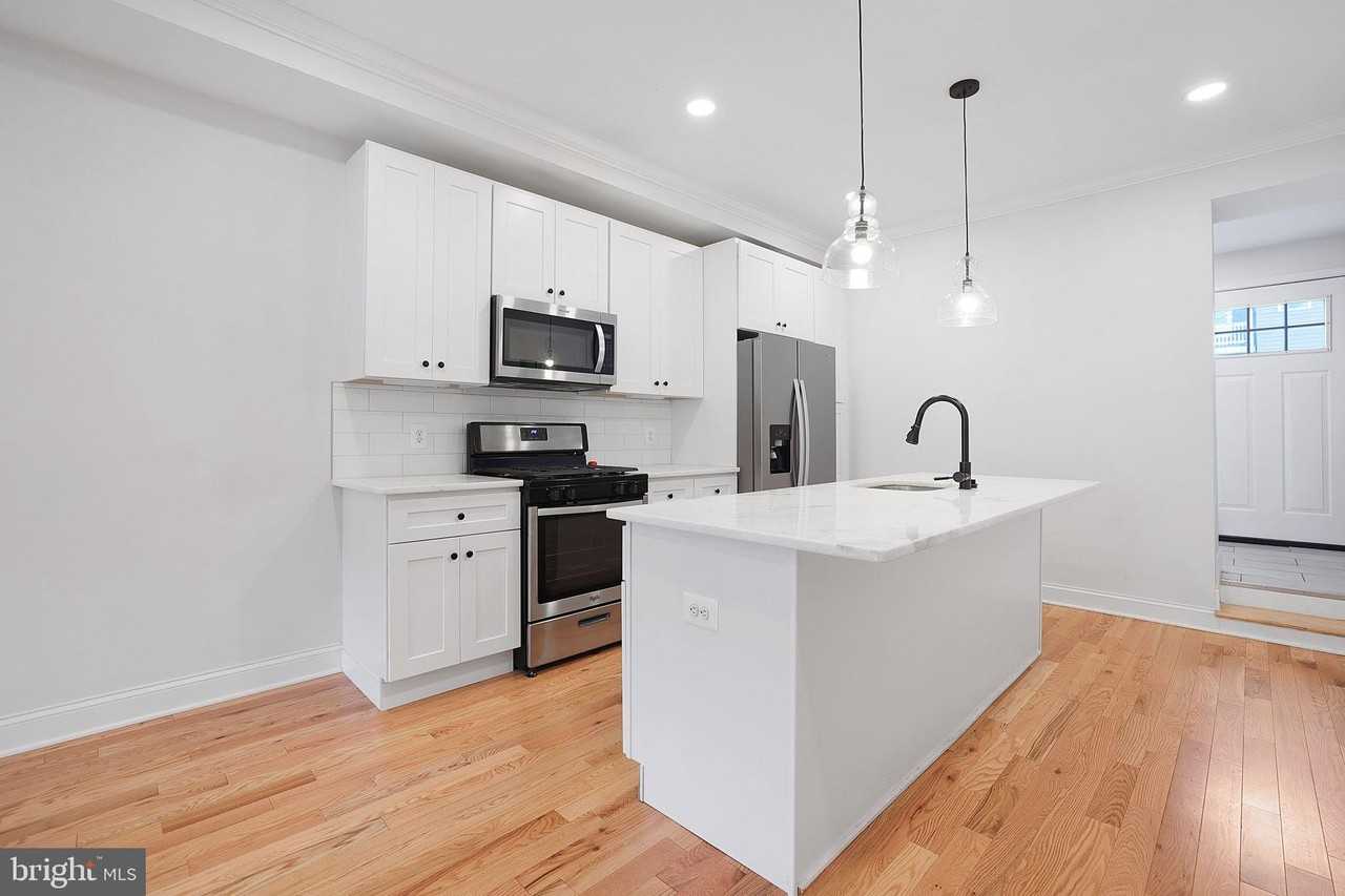 219 S Clinton St - Photo 4 of 15