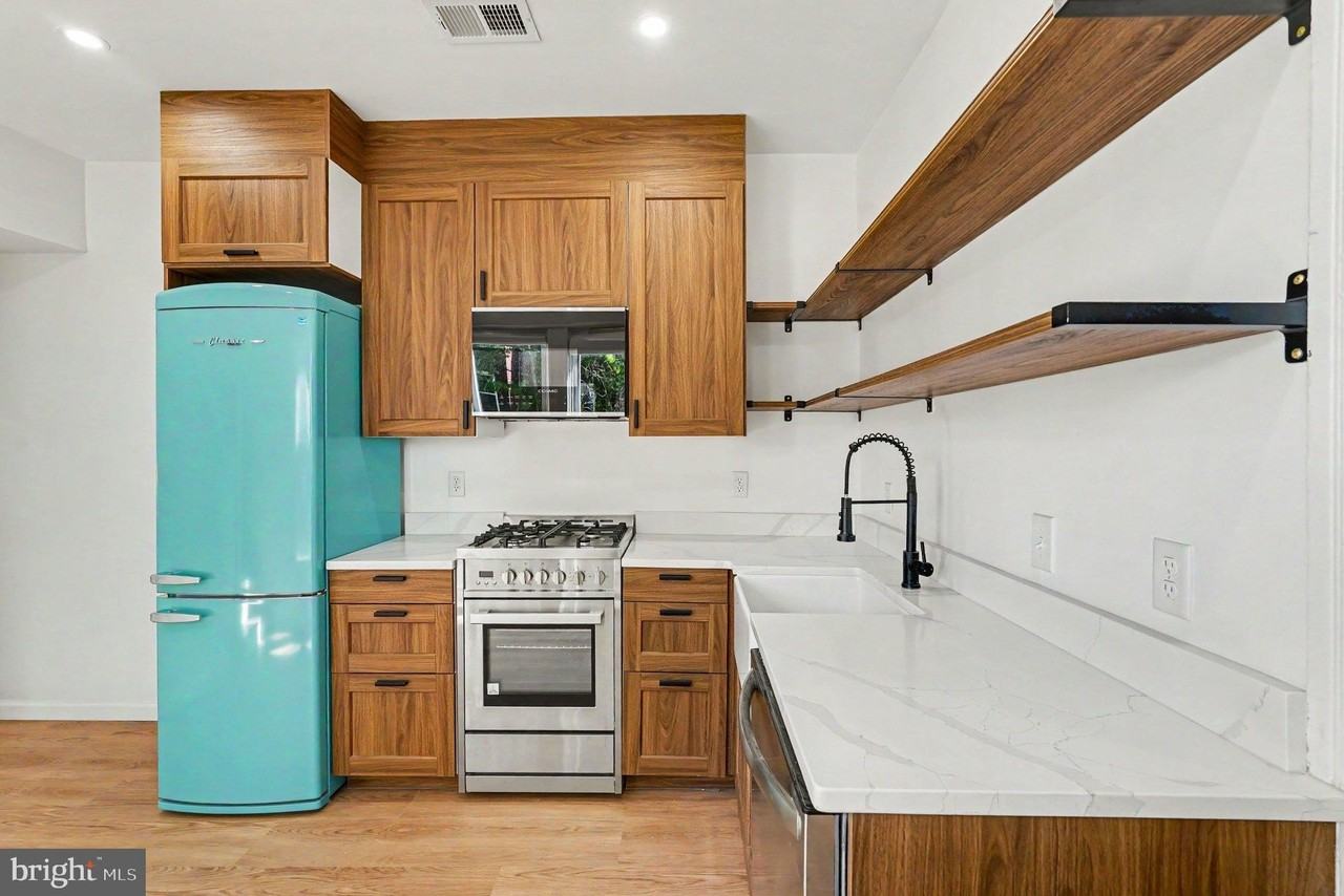 3033 Barclay St - Photo 4 of 32