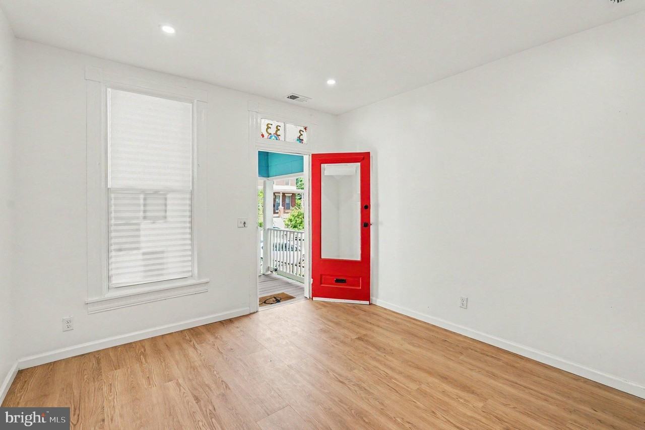 3033 Barclay St - Photo 5 of 32