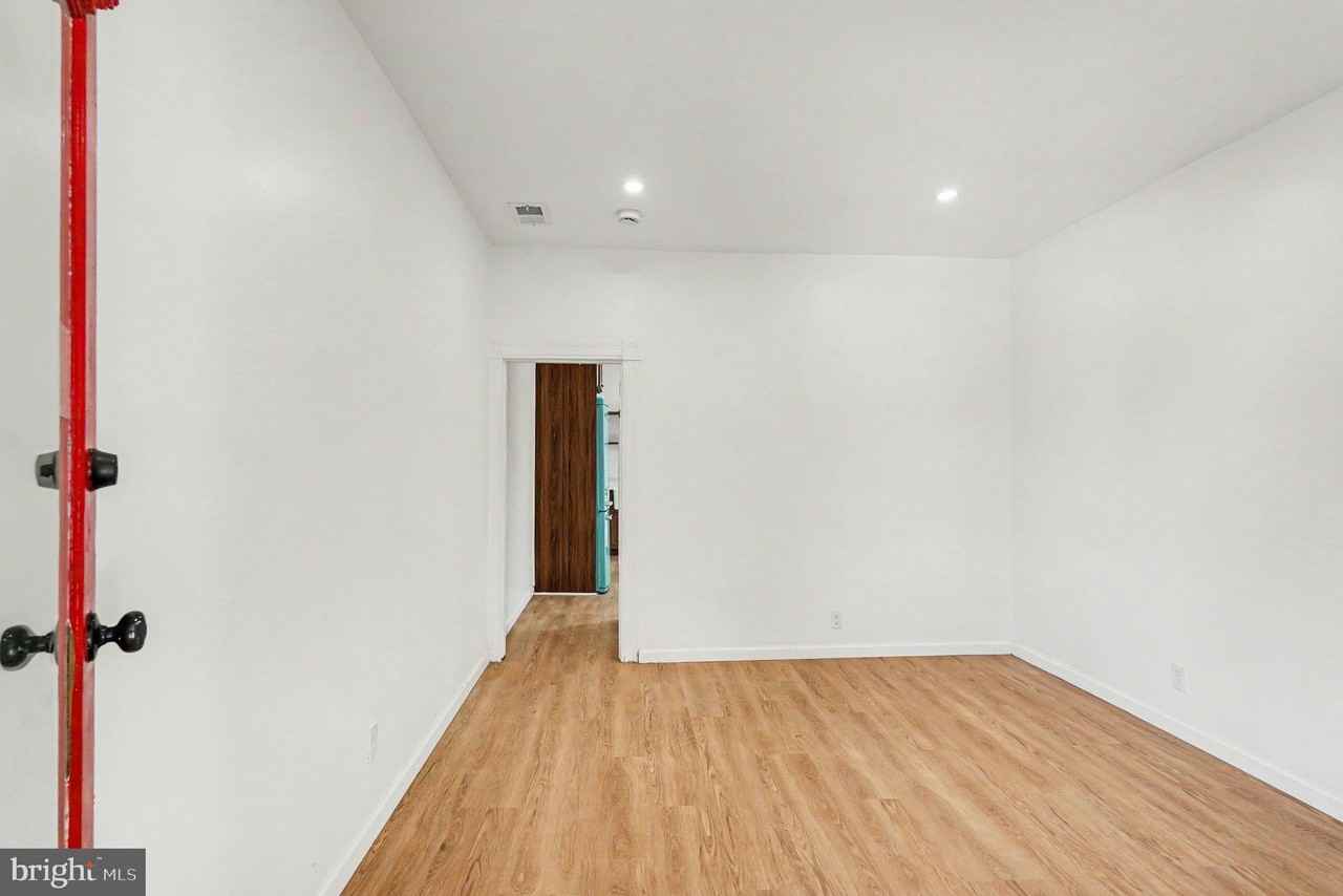 3033 Barclay St - Photo 6 of 32