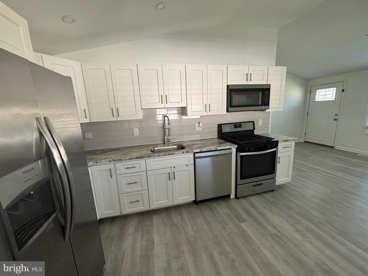 653 N Coles Ave - Photo 4 of 17