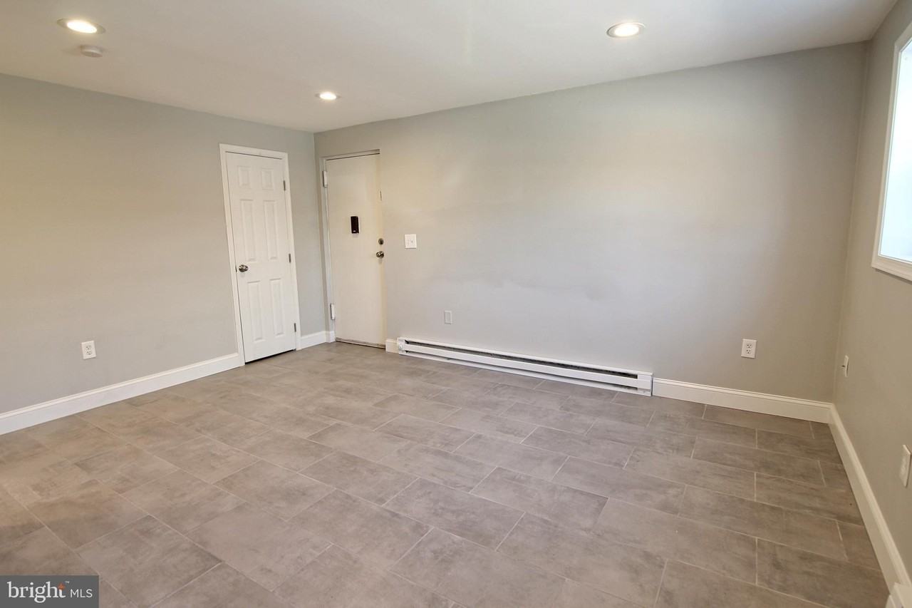 304 W 6th St #5 - Photo 5 of 8
