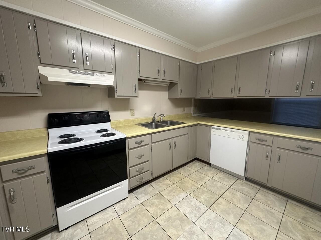 103 Skyview Dr - Photo 3 of 16