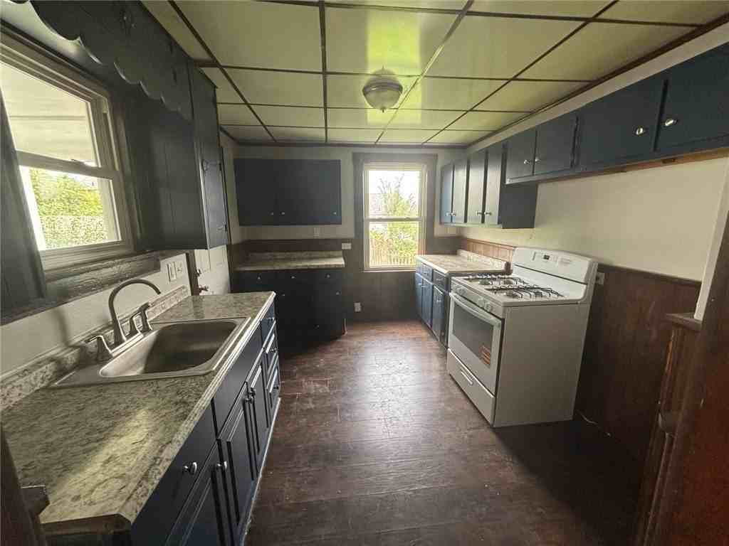 920 Vankirk St - Photo 2 of 8
