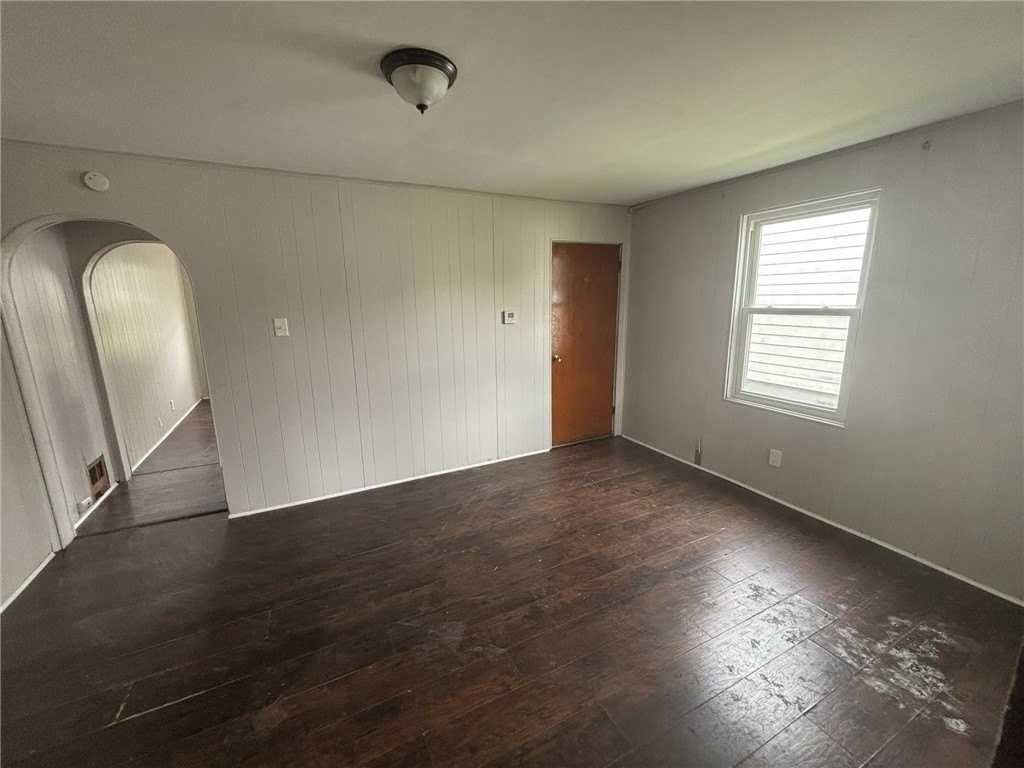 920 Vankirk St - Photo 3 of 8