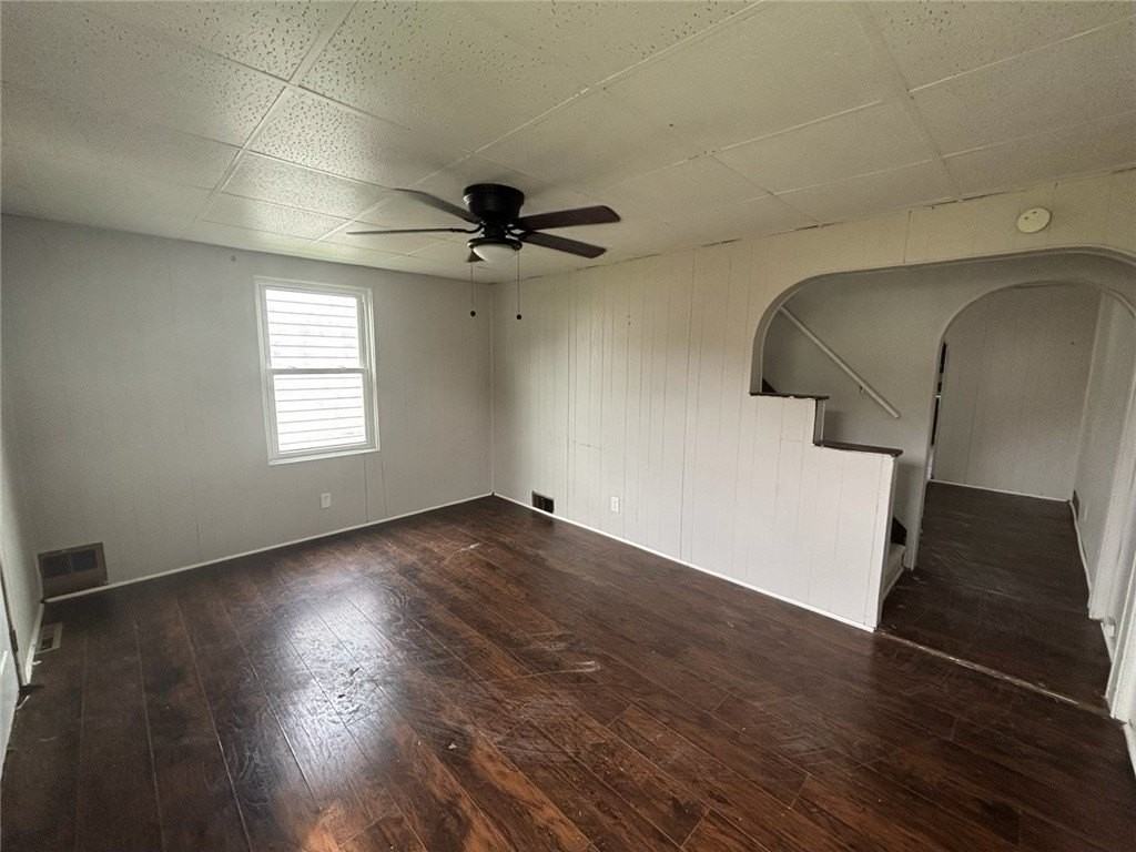 920 Vankirk St - Photo 4 of 8
