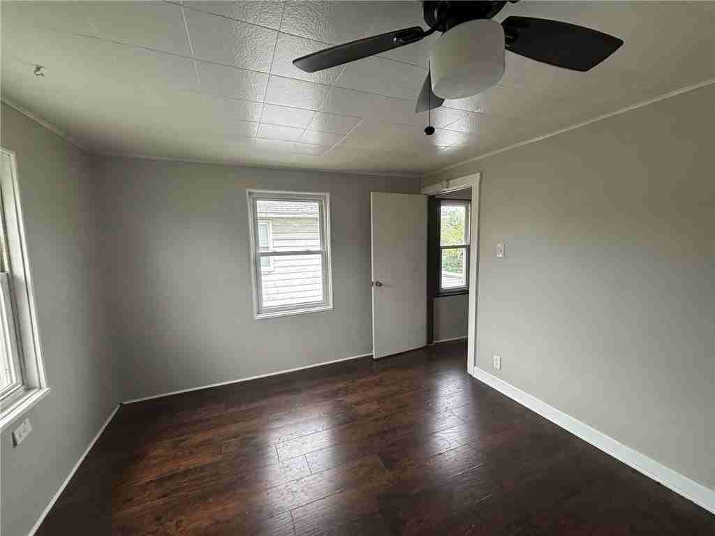 920 Vankirk St - Photo 6 of 8