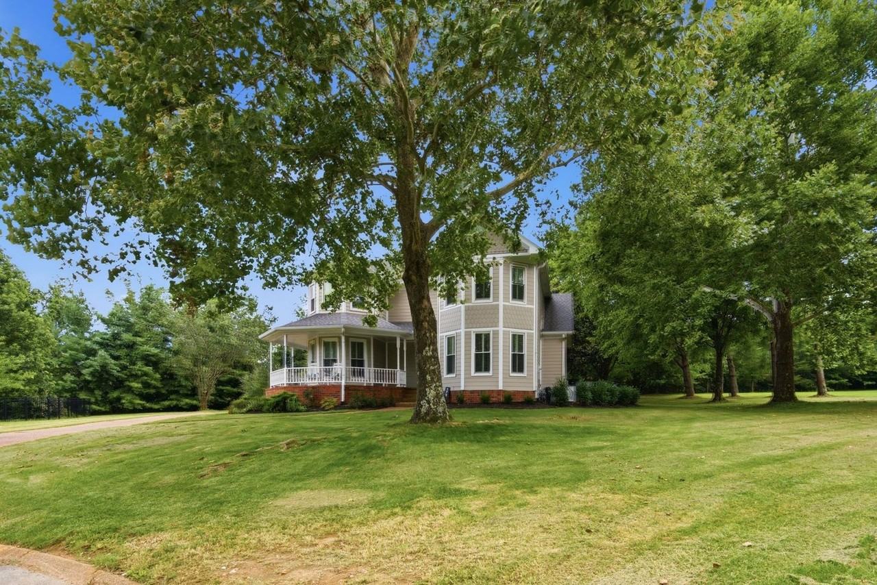 1733 Carriage Ct - Photo 2 of 50