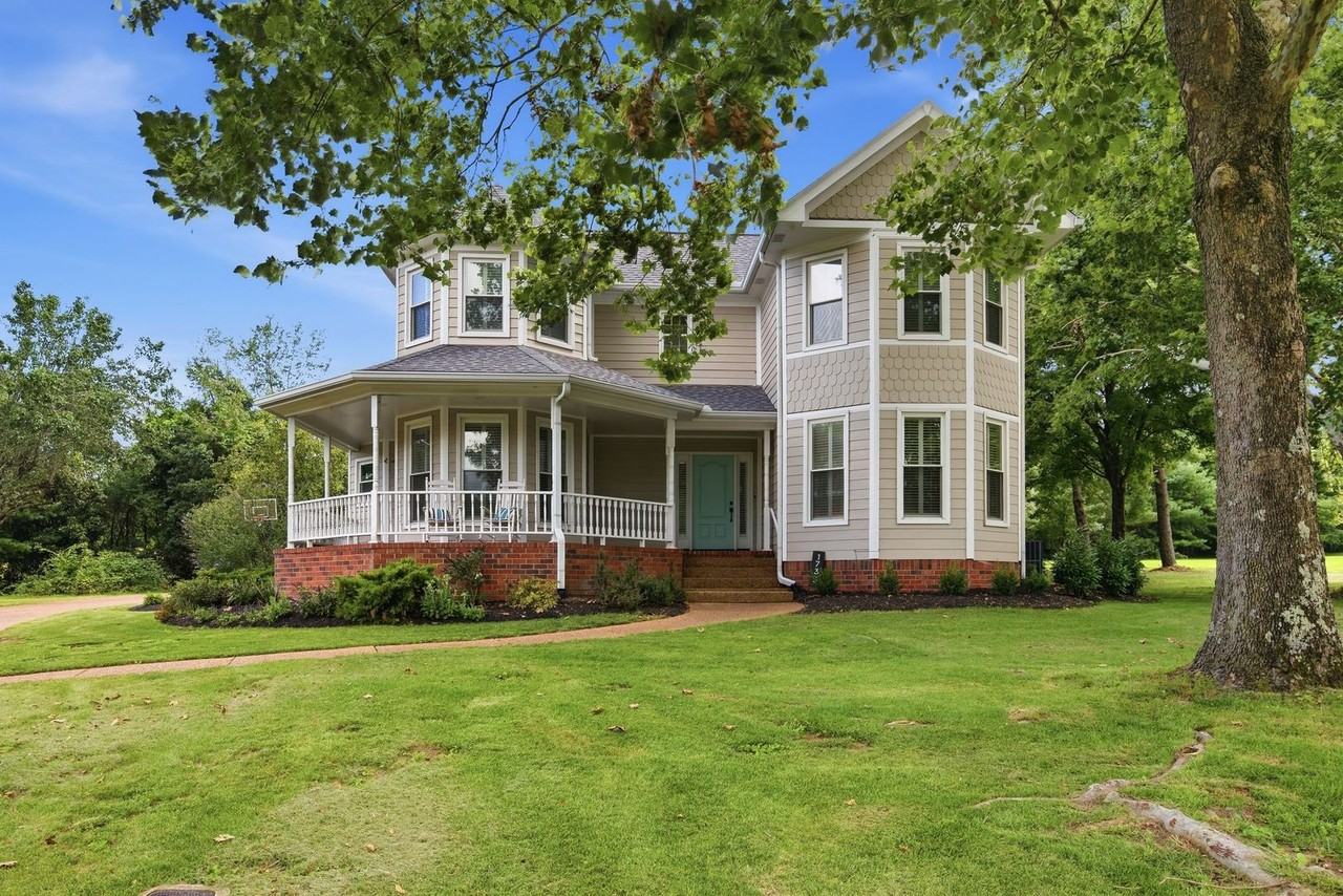 1733 Carriage Ct - Photo 3 of 50