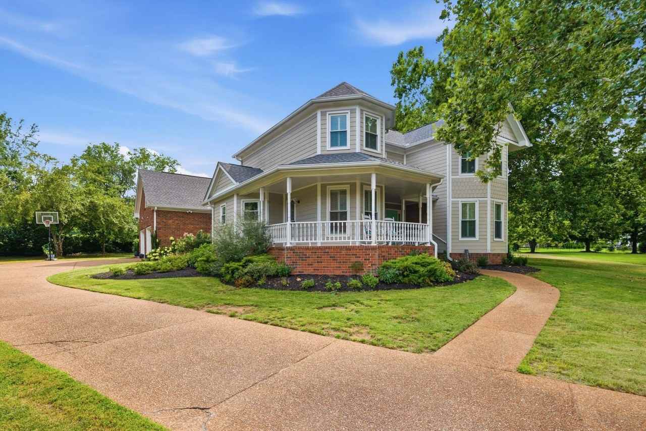 1733 Carriage Ct - Photo 4 of 50
