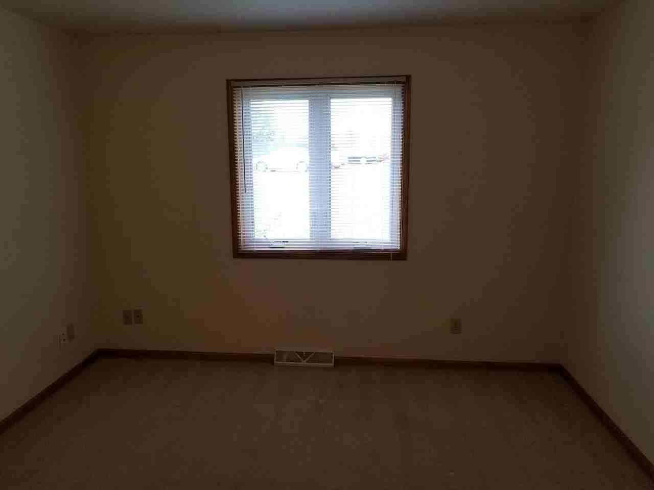 1403 Glenview Ln - Photo 7 of 11