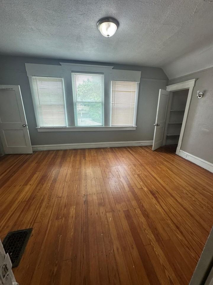 2710 Indiana Ave - Photo 2 of 12