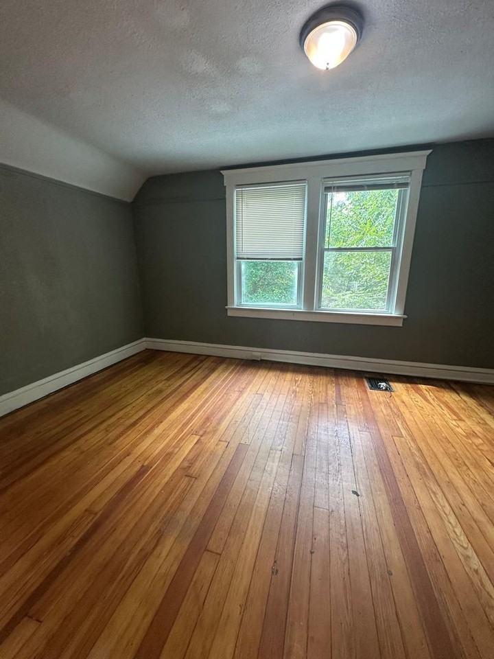 2710 Indiana Ave - Photo 4 of 12