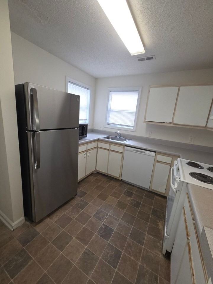 1120 Carlton Ave - Photo 3 of 12