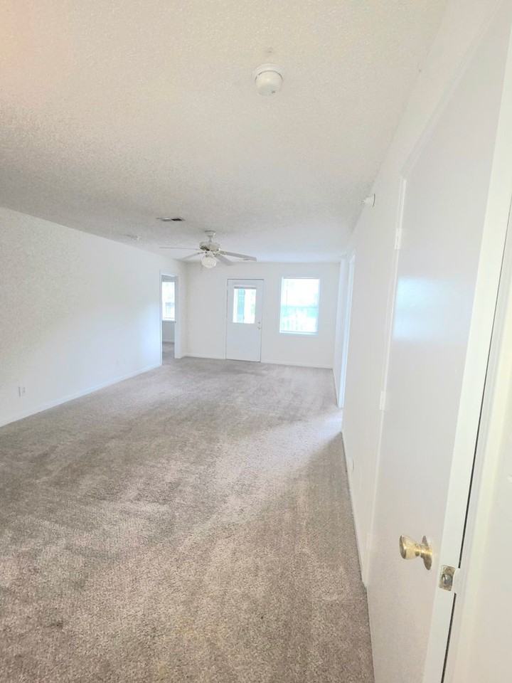 1120 Carlton Ave - Photo 4 of 12