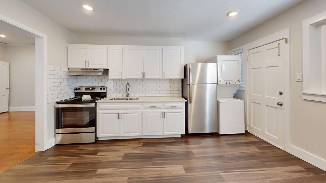 Gated Seminole Heights Apartments - Photo 3 of 8