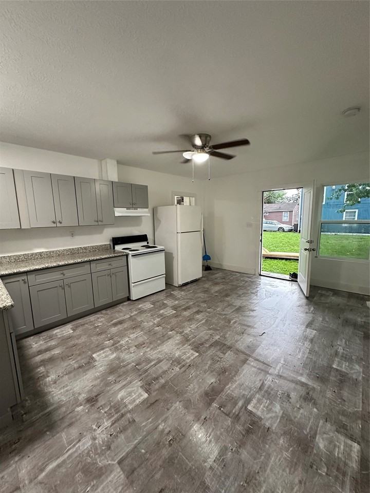 1405 Miles St - Photo 3 of 10