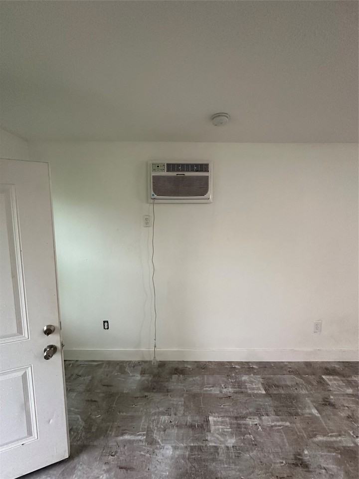 1405 Miles St - Photo 4 of 10