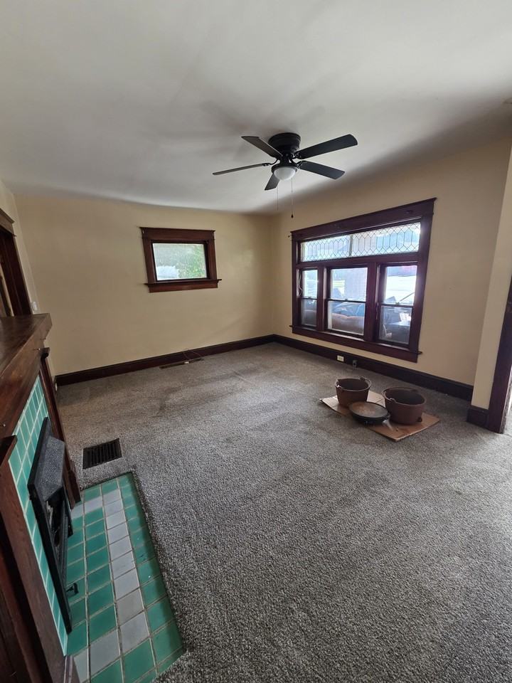 1424 W 8th St #1 - Photo 4 of 10
