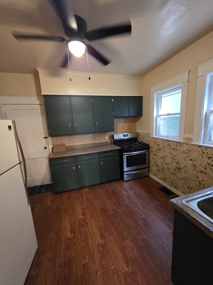1424 W 8th St #1 - Photo 5 of 10