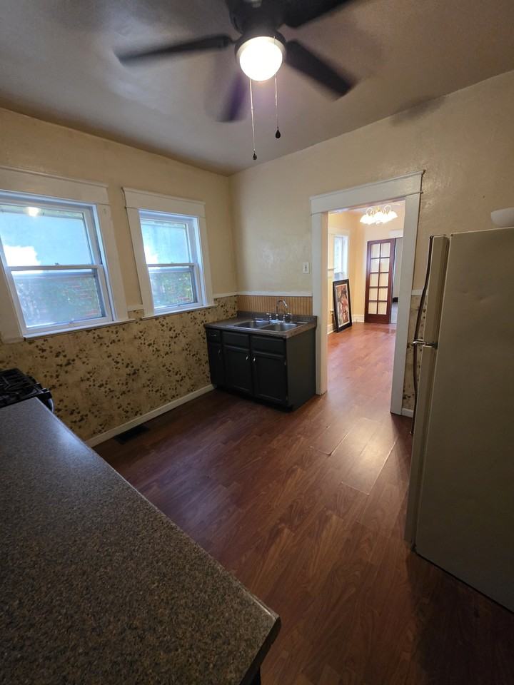 1424 W 8th St #1 - Photo 6 of 10