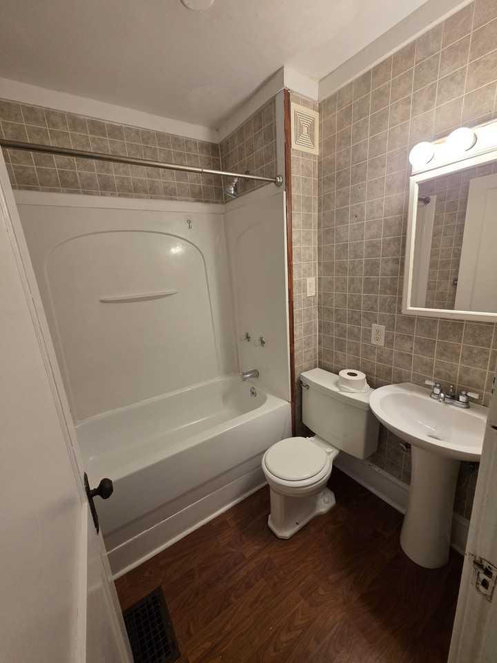 1424 W 8th St #1 - Photo 7 of 10
