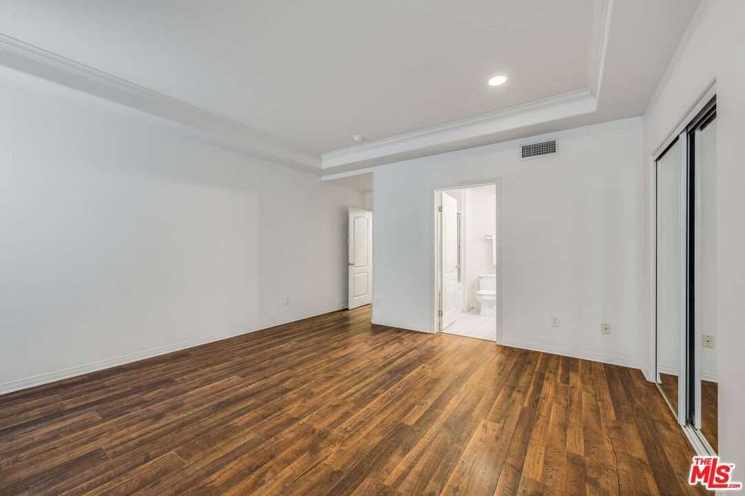 10924 Bloomfield St #7 - Photo 3 of 8