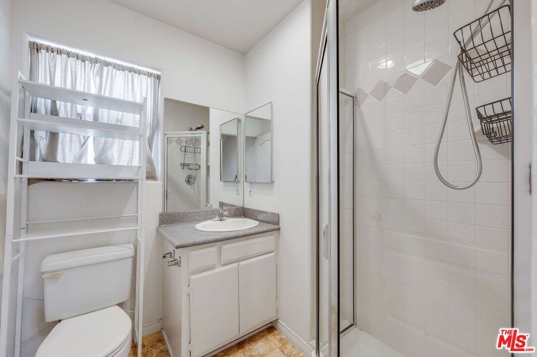 10924 Bloomfield St #7 - Photo 4 of 8