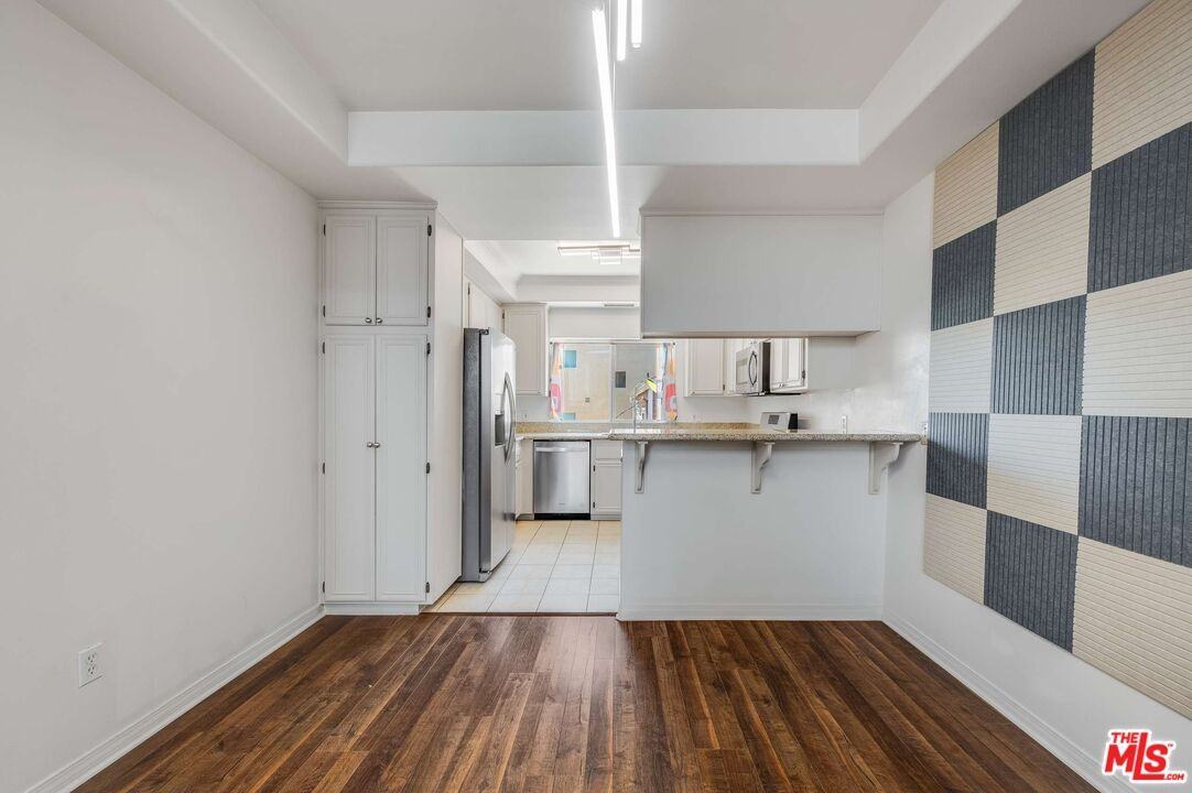10924 Bloomfield St #7 - Photo 6 of 8