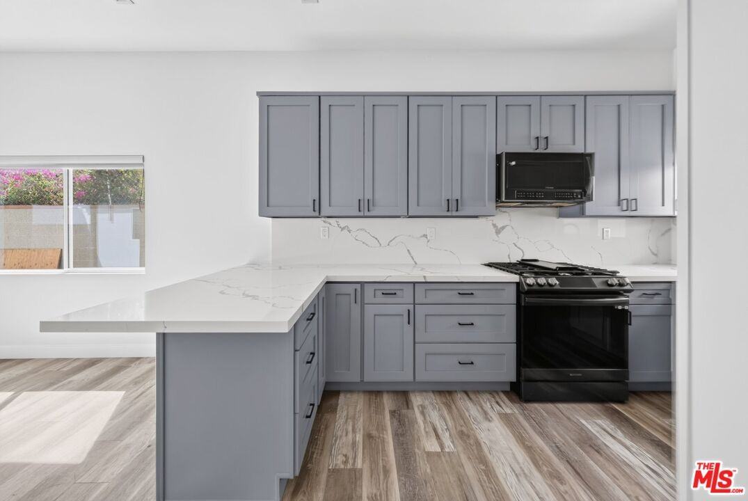 6635 Riverton Ave - Photo 3 of 8